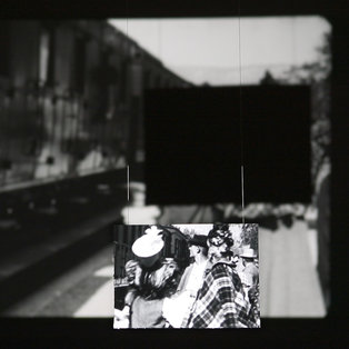 Projekt »Novicam se ne odpovemo!«, 57. Beneški bienale, film »Obzornik 63 – Vlak senc«, 38min, Obzorniška fronta (posnetek zaslona)