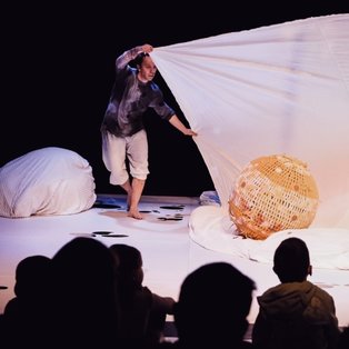 Rumena pika na nebu <em>Foto: Maša Pirc / BIEN, Sunčan Stone, Mirta Zajc</em>