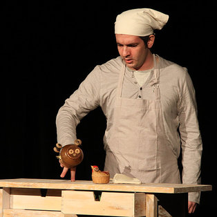 Small chicken baking bread